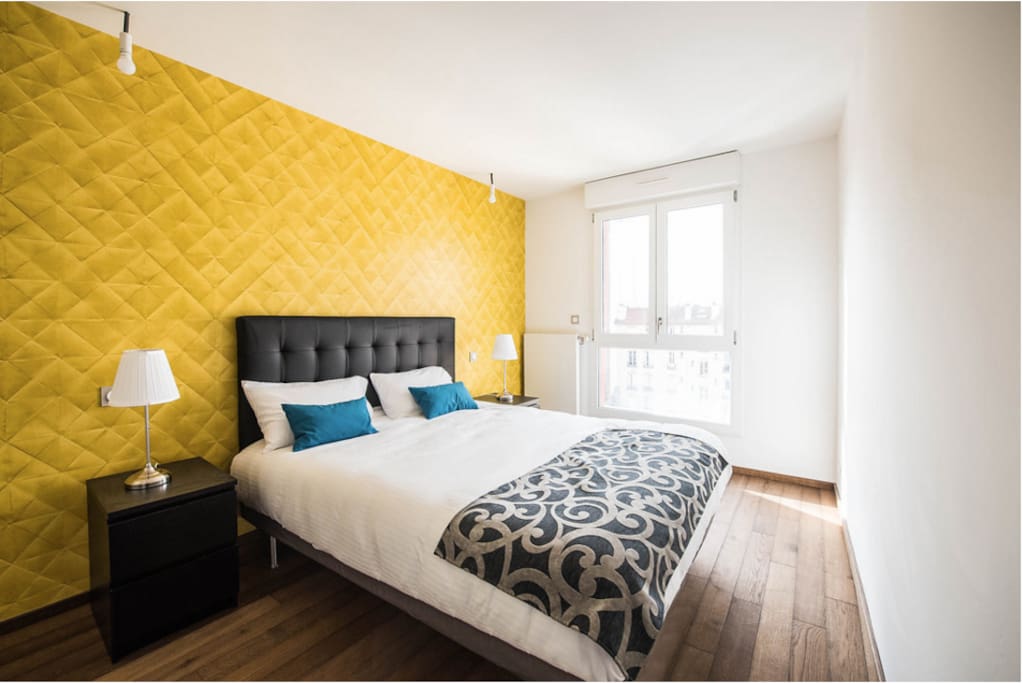 bedroom with queen size bed