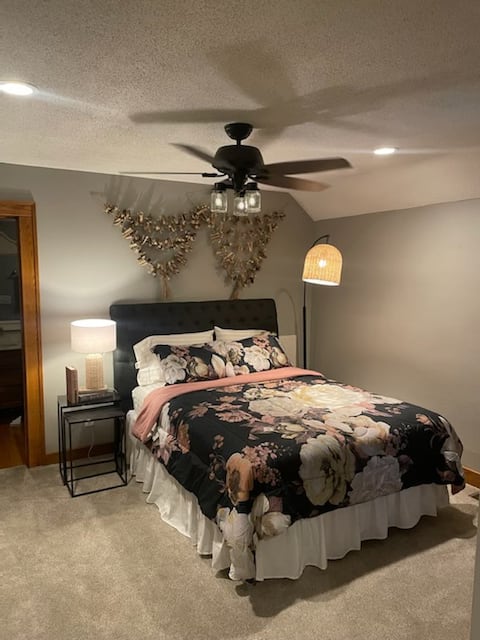 Huge 2BR Apt Spirit Lake 2BA + Loft + Free Parking