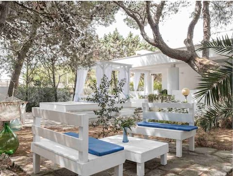 Top Airbnb: Private Villa a 1 min walk from blue flag beaches a Maruggio