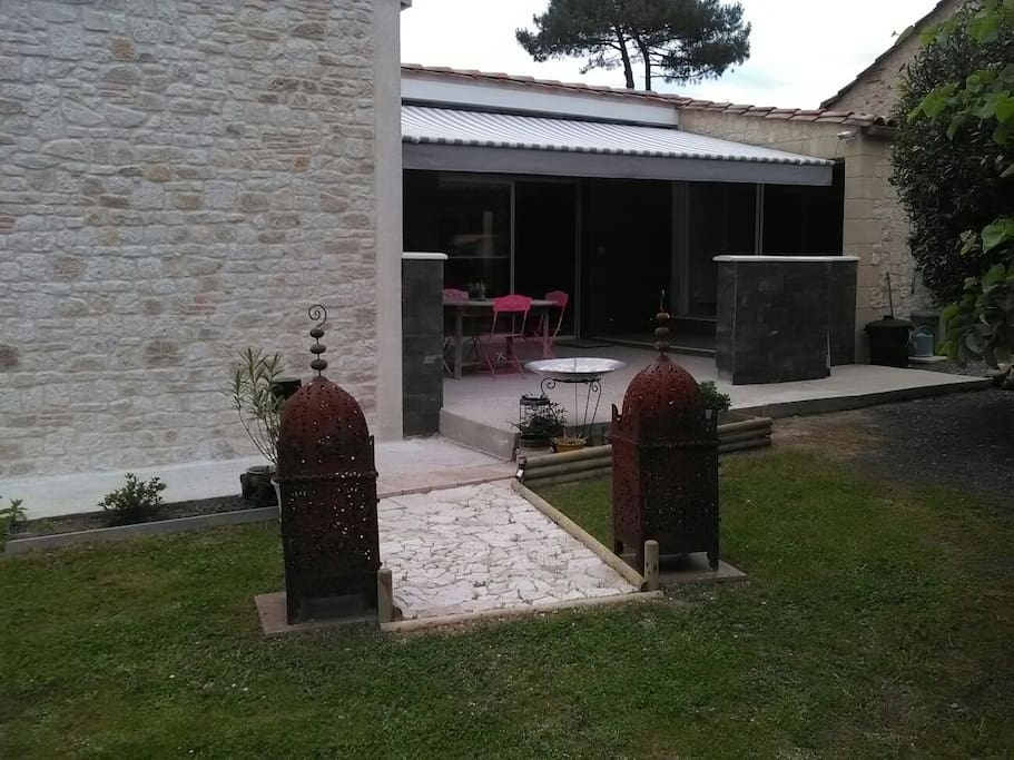 L'entrée, avec 1 terrasse couverte et son store électrique.