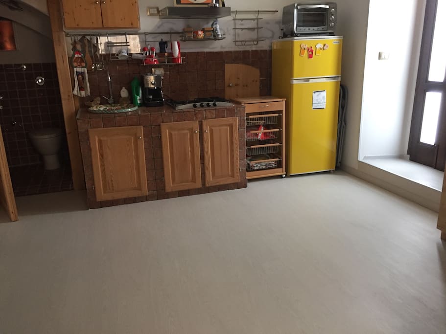Interno monolocale (macchina del caffè con cialde a vostra disposizione ). Frigo,TV,fornetto,cucina perfettamente funzionanti