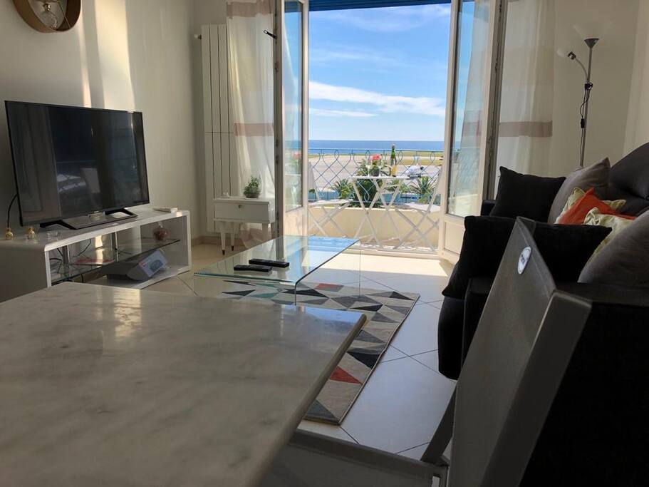 Le soleil et la mer depuis la table