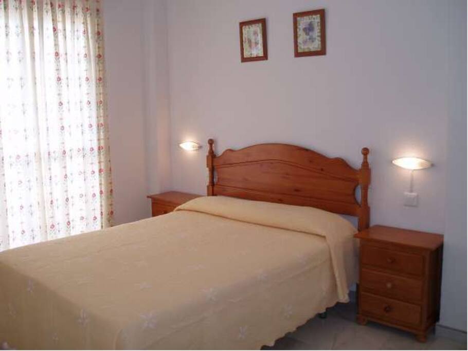 Dormitorio principal con vistas al mar, balcón propio y cuarto de baño independiente