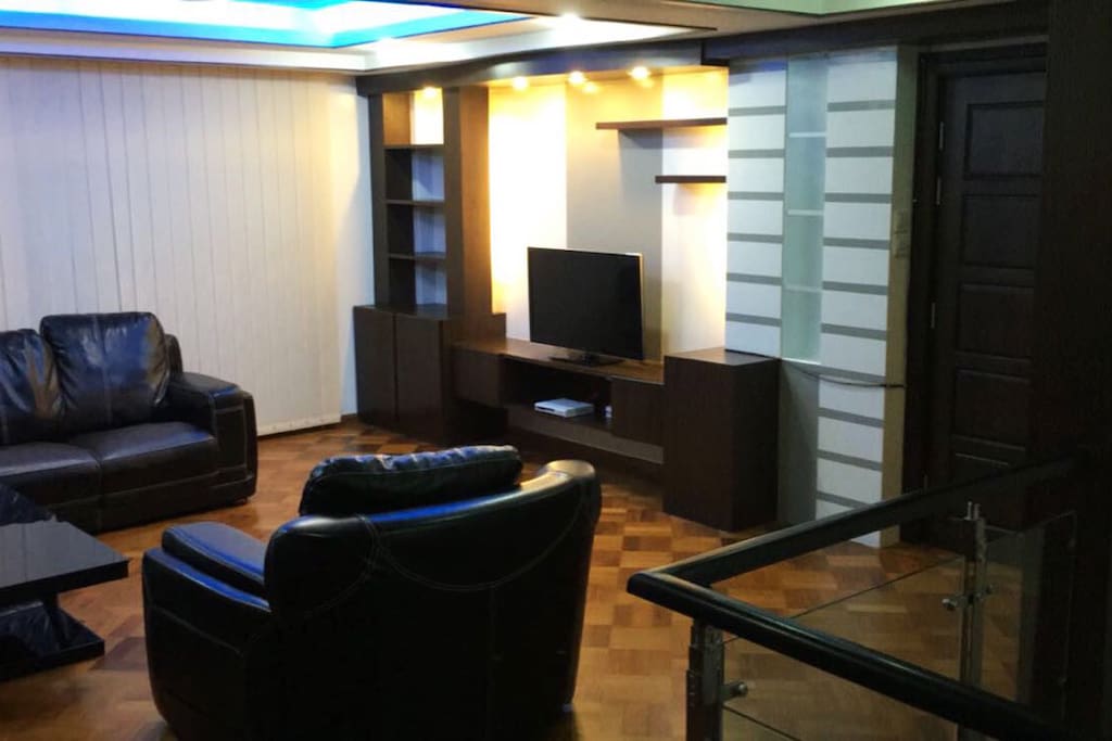 Spacious Living Room - Comfortable Leather Sofa with TV