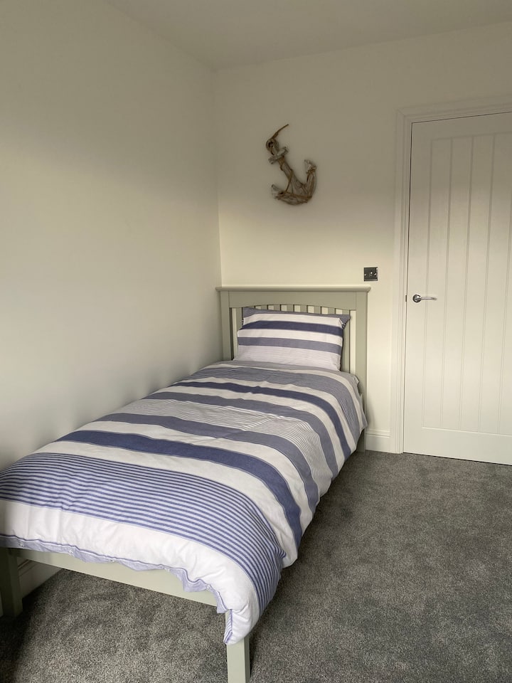 Единична спалня с единично легло.