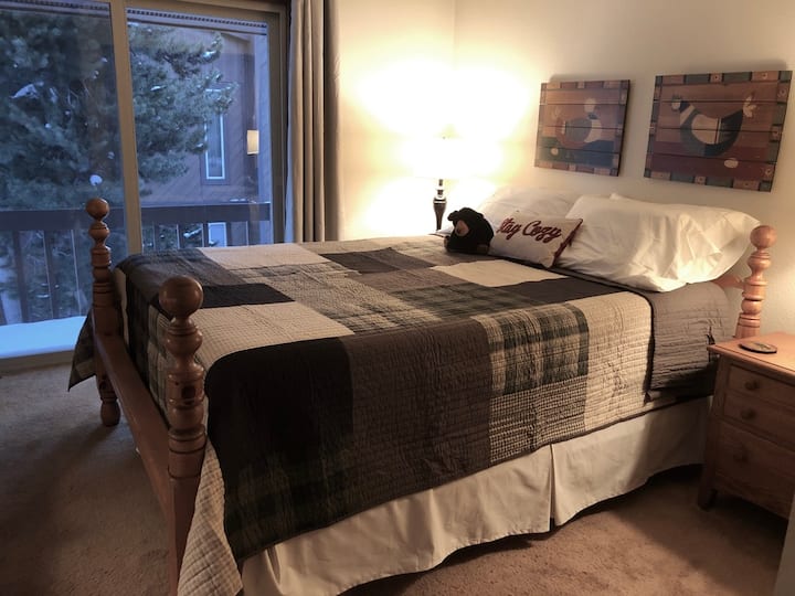 Главна спална соба со балкон, брачен кревет (широк 150-179 см)