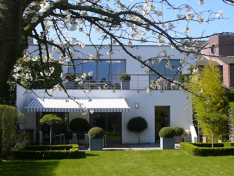 Popular Airbnb listing: Architect's garden house 4 km from Lille on the ground floor. in Marcq En Bar½ul