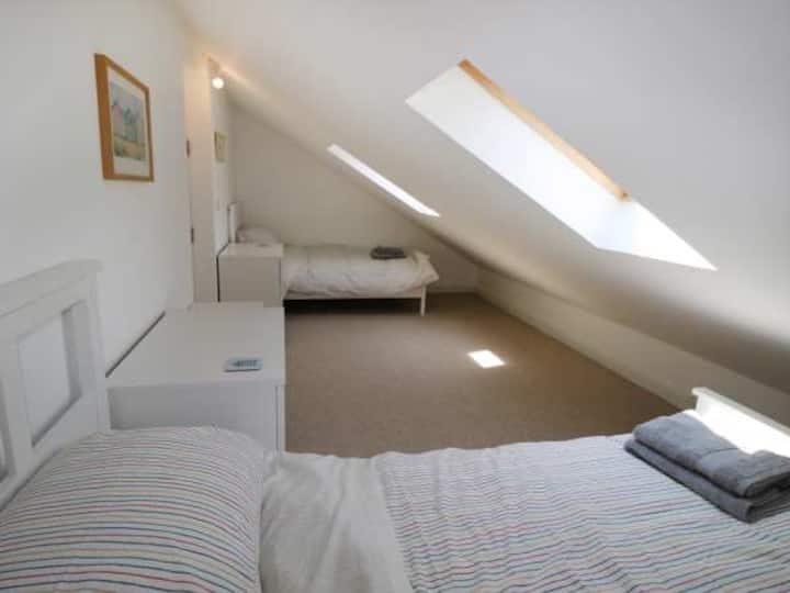 Ზედა სართულზე ორადგილიანი ოთახი