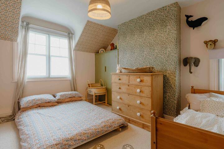 Dvojlôžková spálňa – táto izba je veľmi svetlá a priestranná a môžu sa v nej ubytovať 2 dospelí na dvojlôžkovom futone, pričom v prípade potreby je k dispozícii aj detská posteľ. (Toto je spálňa našej dcéry.)