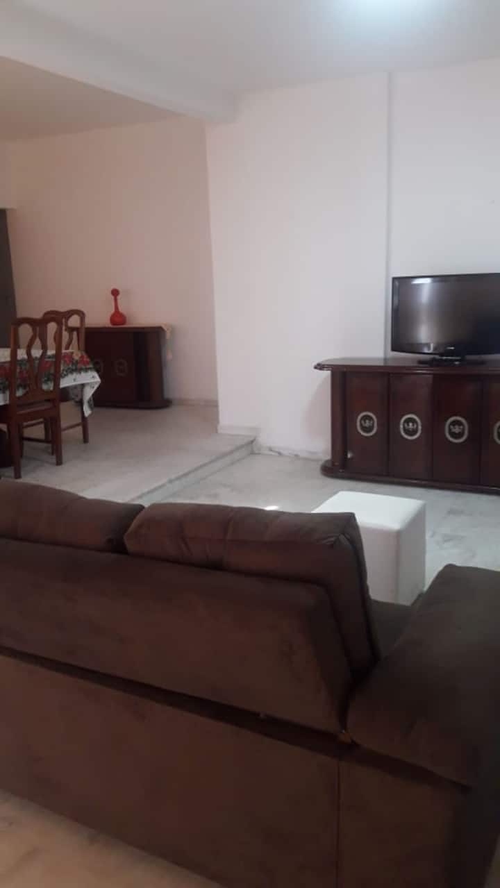 veliki dnevni boravak s pametnim TV-om od 81 cm 