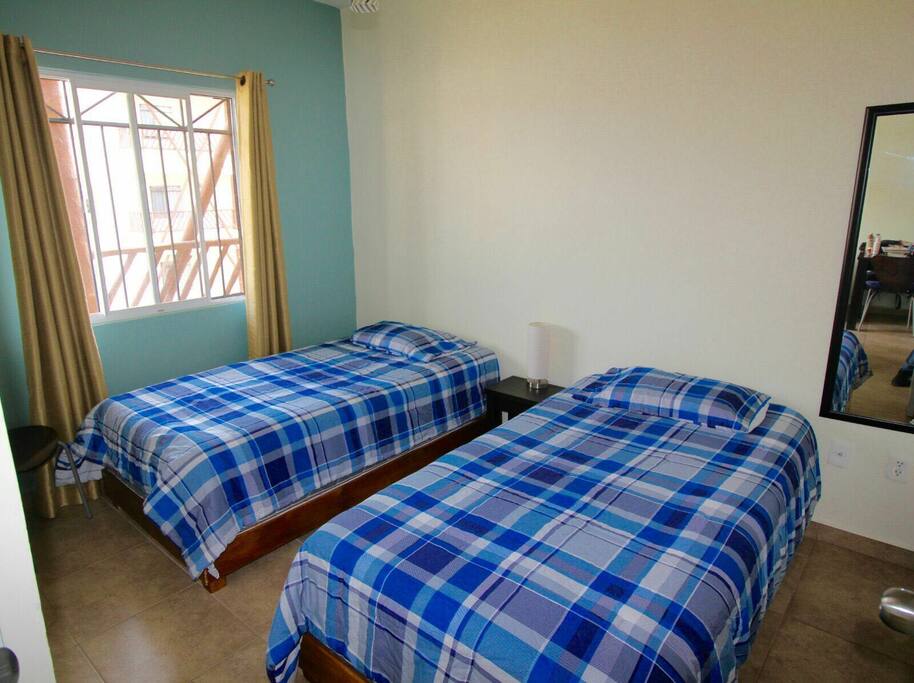 Recamara con 2 camas individuales y aire acondicionado