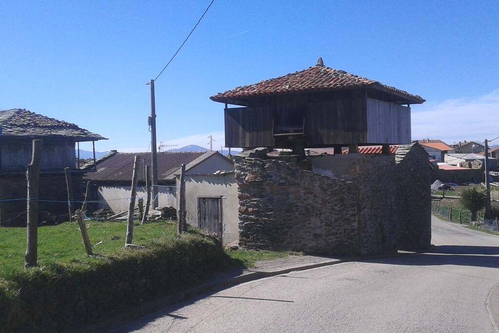 La casa y su hórreo