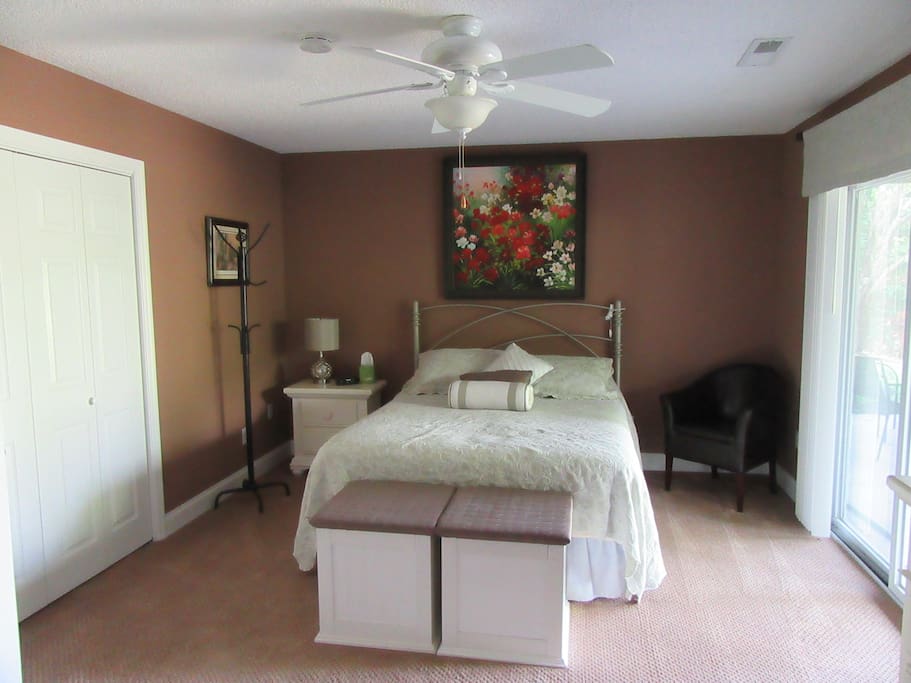 Queen size Bedroom with Ensuite Bath