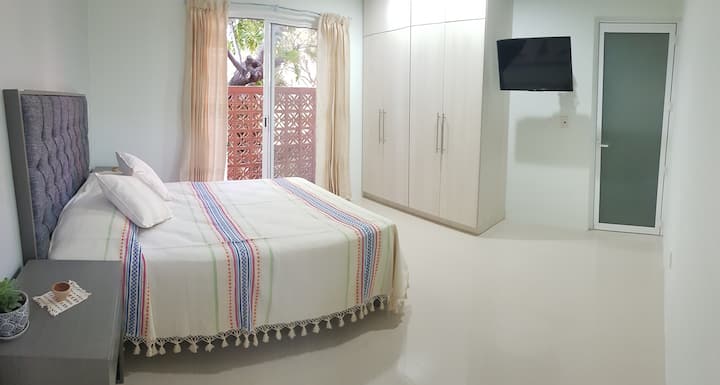 Spavaća soba s pametnim televizorom, možete gledati svoju omiljenu Netflix seriju nakon cjelodnevnog obilaska Oaxace