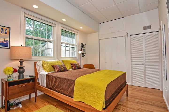 宽敞的卧室仍保留着本世纪中叶的魅力。 