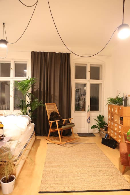 mit Balkon und Schaukelstuhl