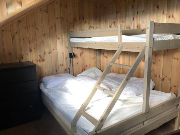 Dormitorio 3. Litera, 150 cm en la parte inferior. 