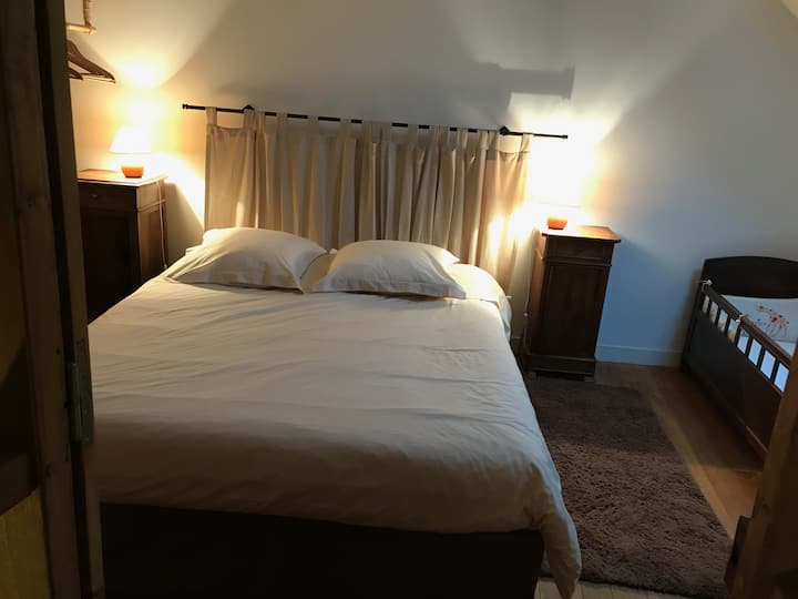 Kastanjsovrum,
dubbelsäng och barnsäng