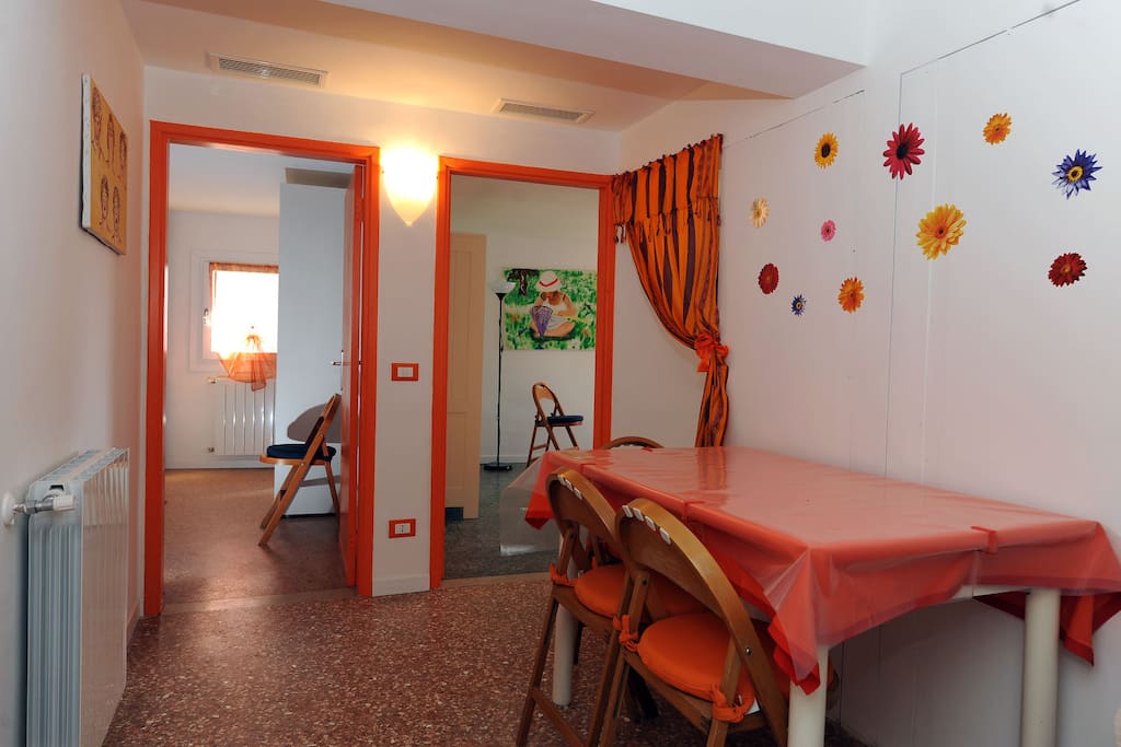 qui si trova l'entrata dell'appartamento dove c'è il tavolo da pranzo