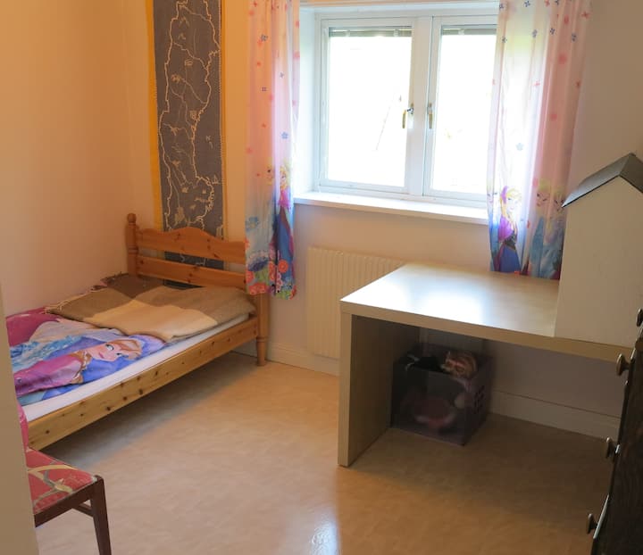 Segundo dormitorio en la planta baja (un tercer dormitorio con una cama individual también se encuentra en la planta baja).