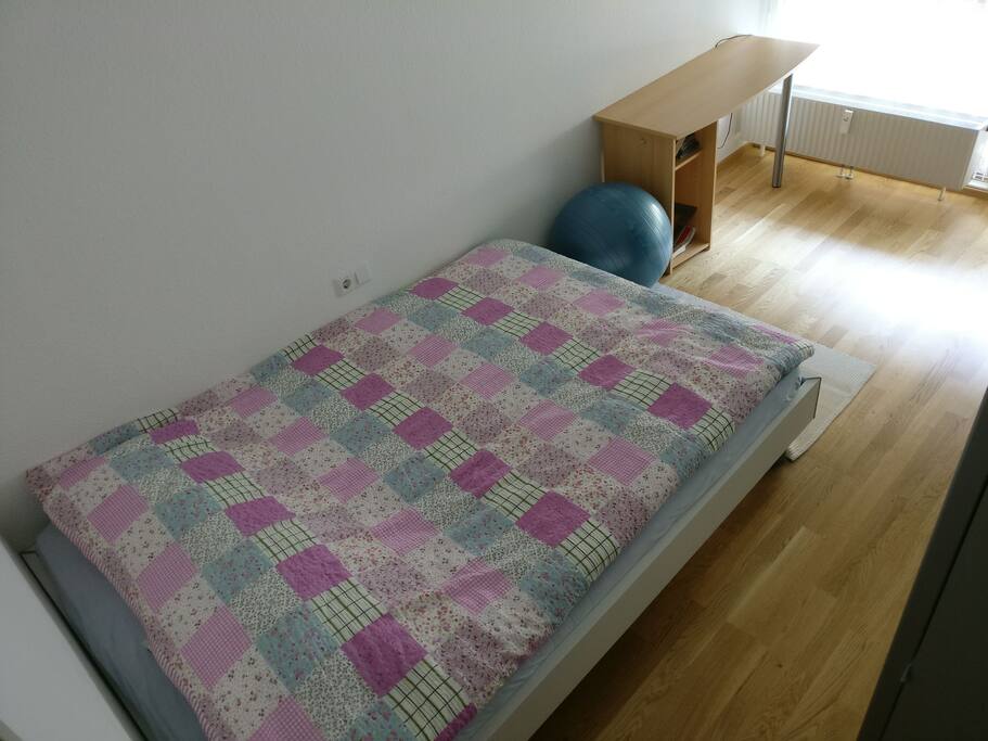 Schlafzimmer mit kleinem Tisch