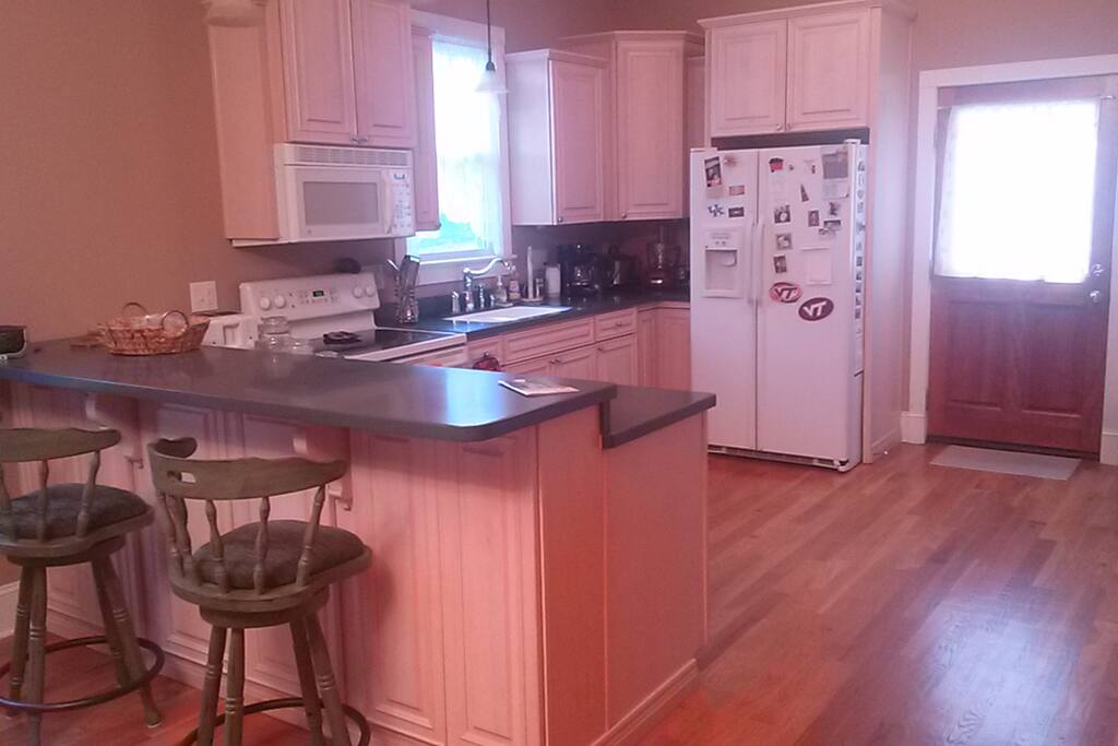 Full kitchen w/dishwasher, microwave, blender, coffee maker