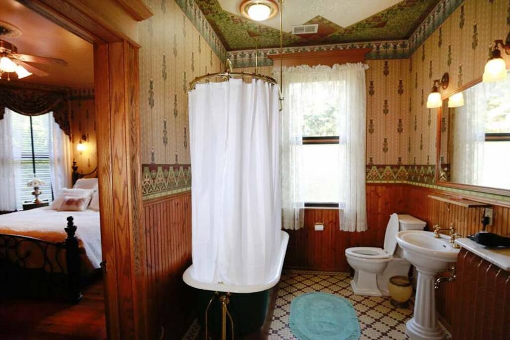 Spacious full private bathroom fit for... a President!