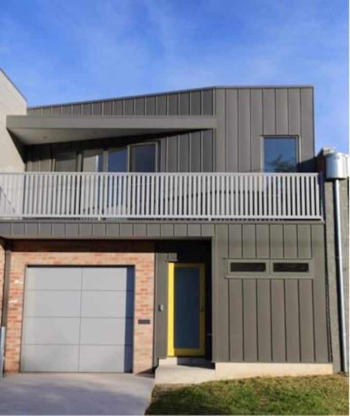 The Bright House. Modern, Spacious Central Bendigo Apartments for