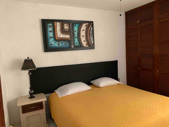 带有加大双人床和空调、梳妆台、办公室和台灯的主要提醒，衣柜非常宽敞，带蒸汽熨斗 