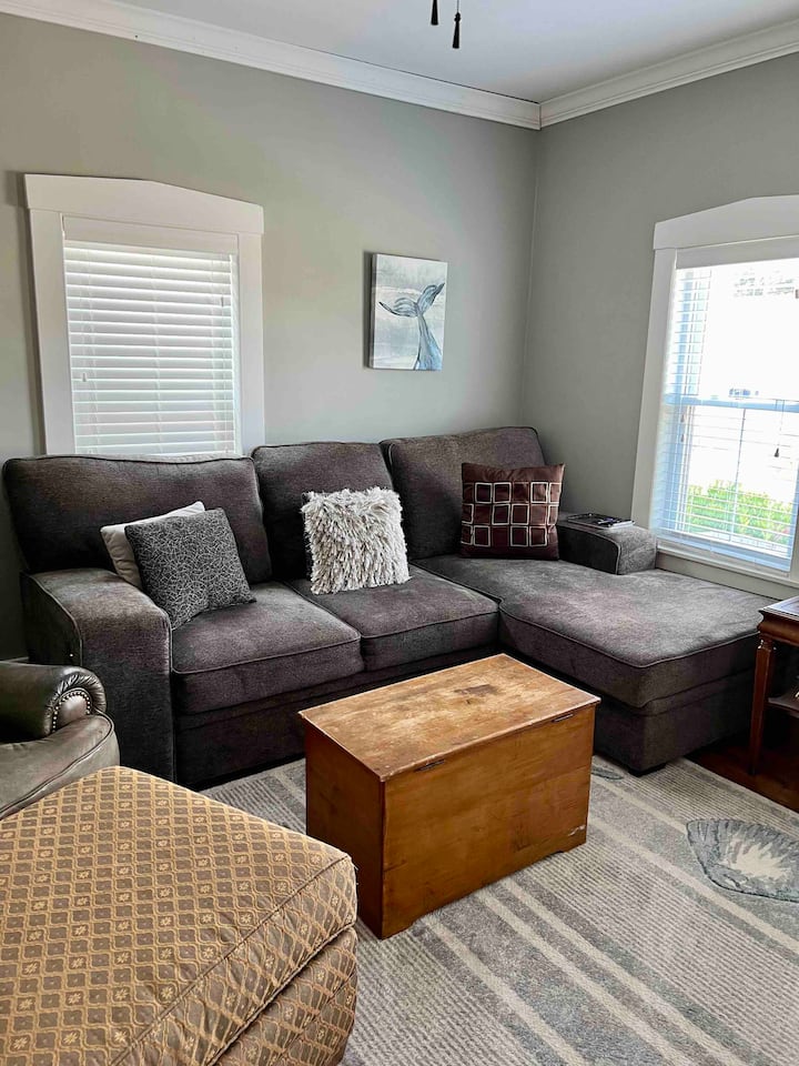 Convertible queen sleeper sofa - pops up to a queen bed for extra guests. 