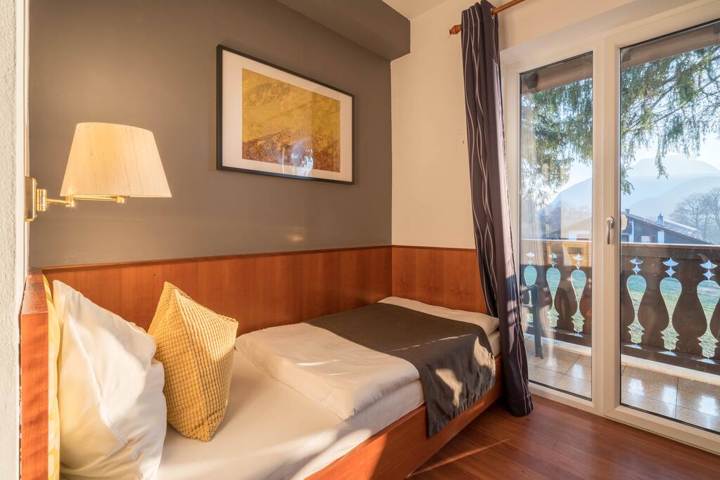 Gemütliches Bett mit Weitsicht auf die Berge