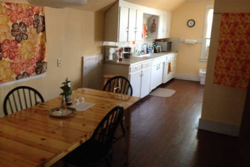 Dining area, into kitchen