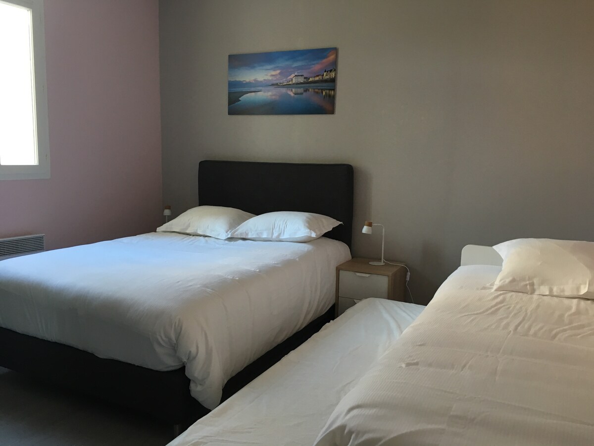 spálňa 1: jedna manželská posteľ plus jednolôžko so zásuvkou ( pre ďalšie dve lôžka) bez posteľnej bielizne 
prikrývky a vankúše