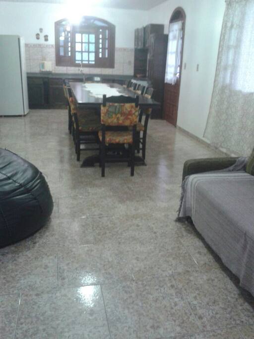 sala e cozinha conjugadas mas bem espaçoso!