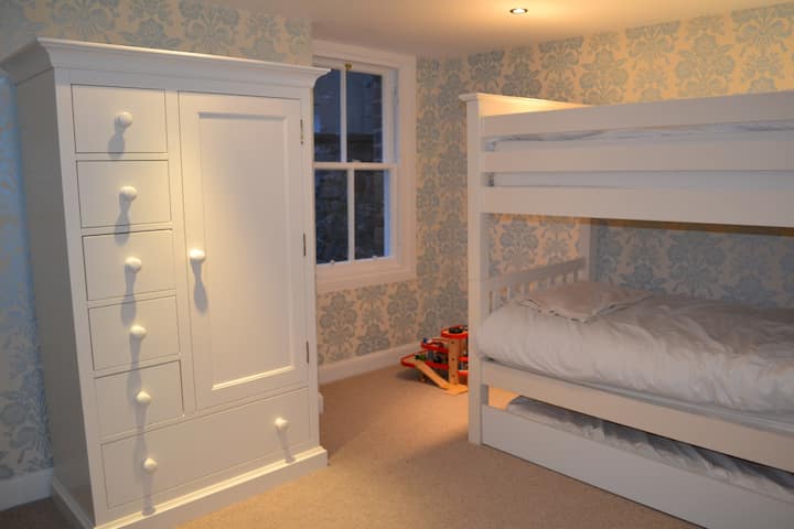 חדר שינה עם מיטת קומתיים