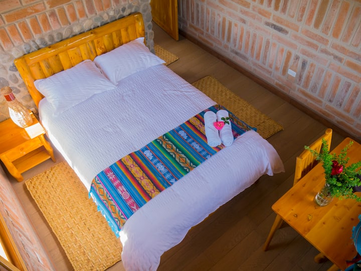 De Wayra of Viento kamer, het heeft een rustiek tweepersoonsbed voor koppels  , de matras is orthopedisch en de groadas zijn gekozen voor uw aangename rust. Er zijn ook een tafel , een stoel en een rustieke houten kaars. 