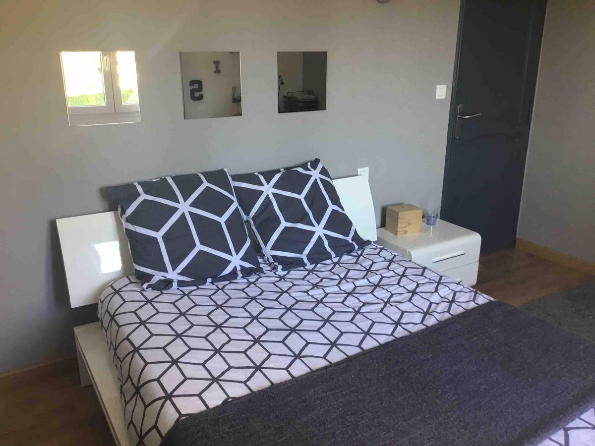 Спалнята е 15 м ², оборудвана с гардероб.