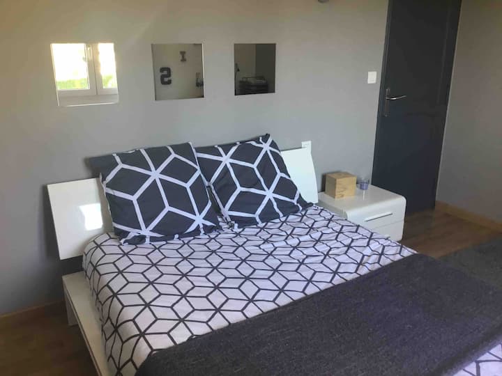 De slaapkamer is 15 m2, voorzien van een kast.