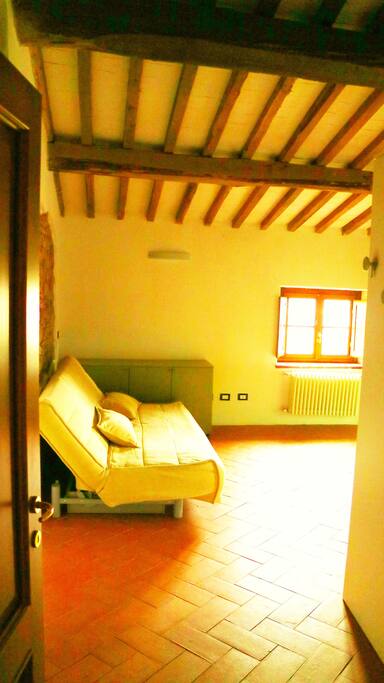 Ampio salone luminoso con divano letto 200x160