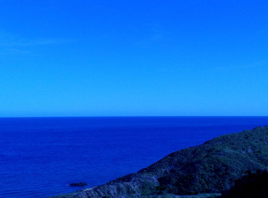 Desde la terraza puedes hacer fácilmente esta foto, el Mediterráneo te saluda a cada momento.