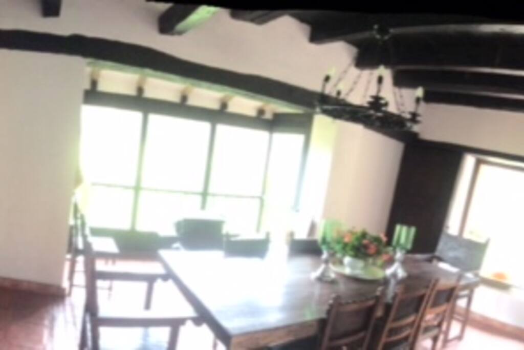 Comedor rodeado de ventanales
