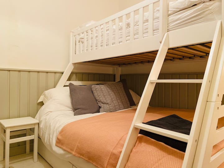 La nueva litera triple con una cama doble debajo y una litera individual arriba.