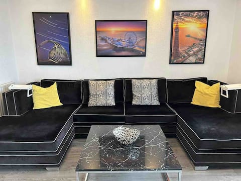 Luxury Beachfront House which sleeps 8, 4 bedroom