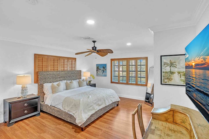 Druhá hlavná spálňa s vlastnou kúpeľňou.  Posteľ King size King a TV na izbe