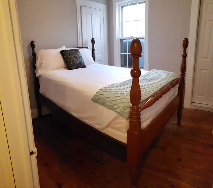 2号独立卧室：
古董4柱床。 羽绒枕头。床上用品是柔软的棉质。 您可以选择各种床罩，包括夏季的浅棉或较凉爽的月份的羽绒被。 枕头已关闭或合成，以满足您的偏好。