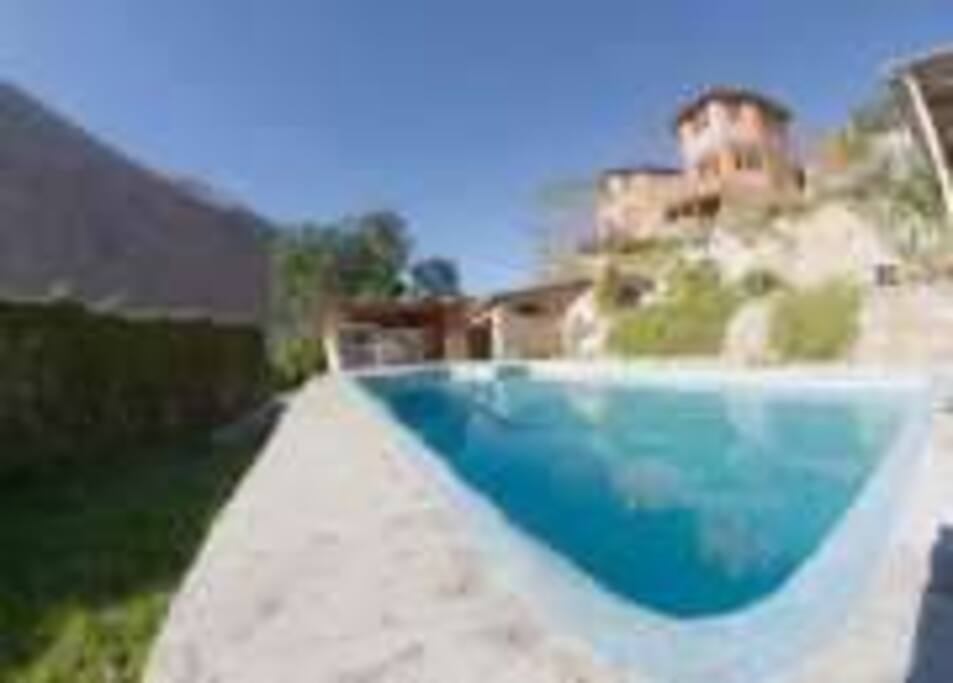 Piscina y cabañas