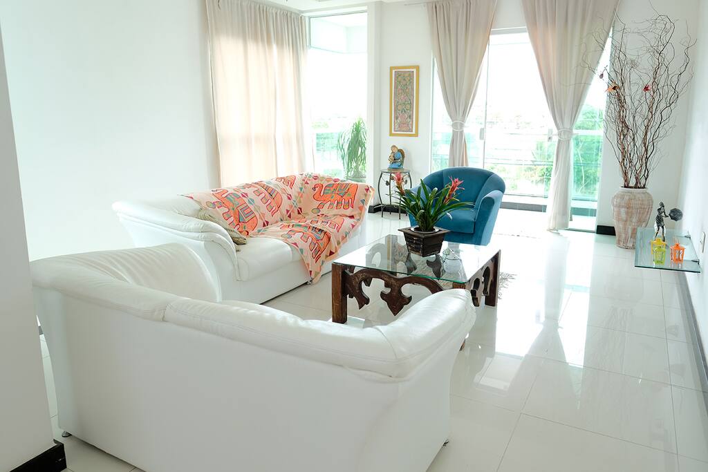 Essa é a nossa sala. This is our living room.