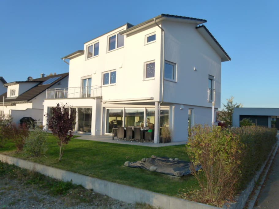 Blick auf Terrasse und Garten "hinter" dem Haus (keine weiteren Häuser gegenüber)