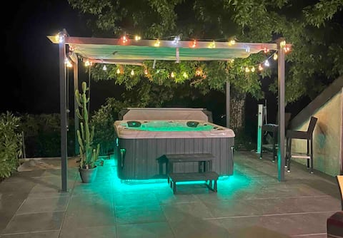 House with Jacuzzi, view and lake access