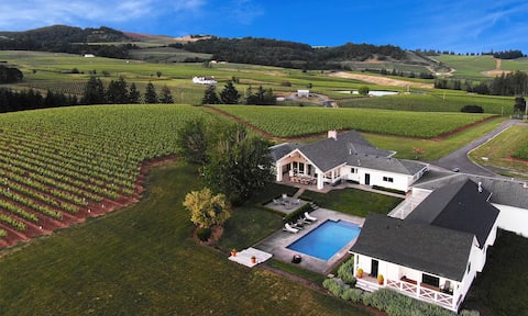 AtTheJoy - Luxury Oregon Wine Country Retreat
